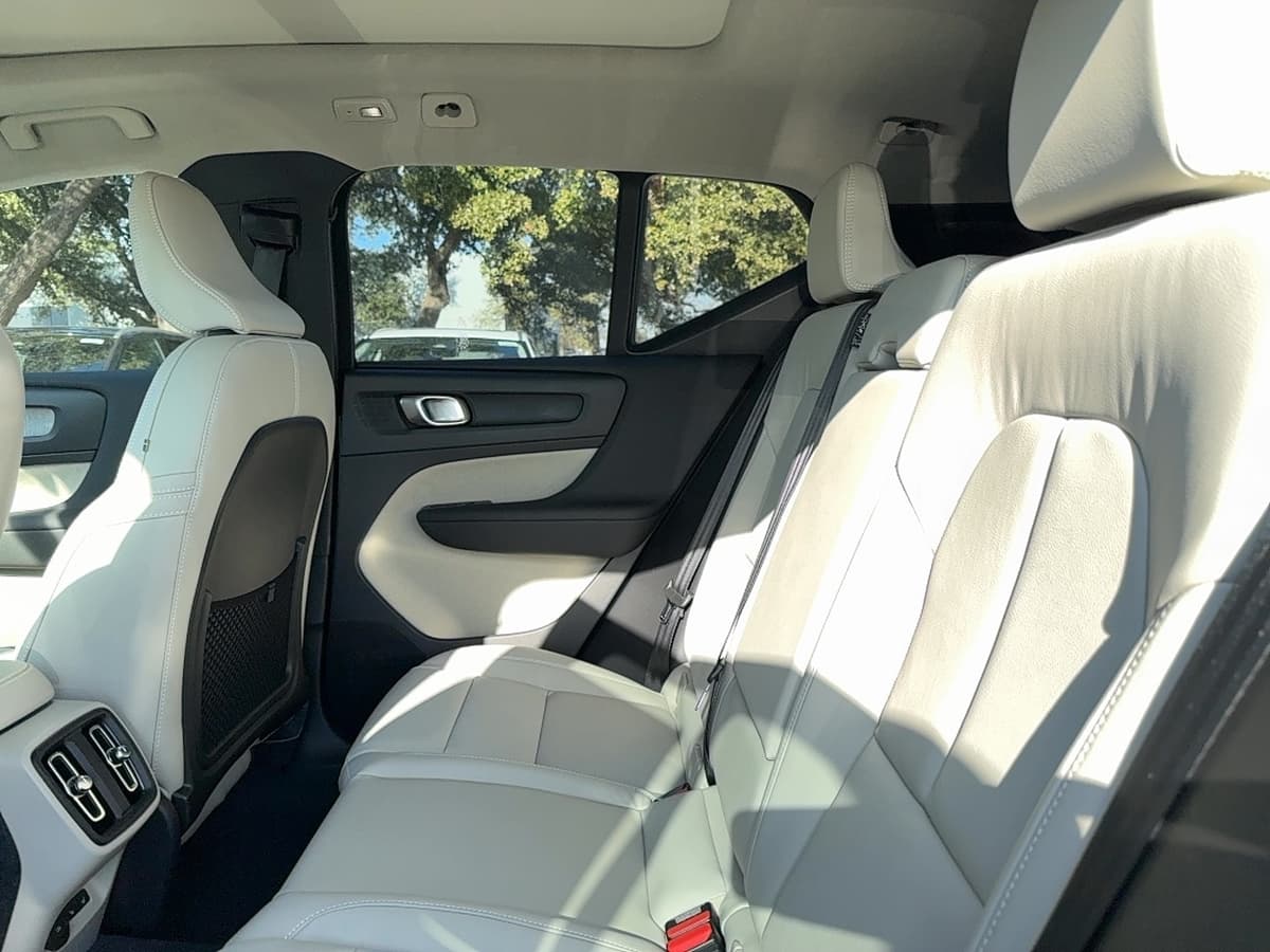 2026 Volvo XC40 - Image 12