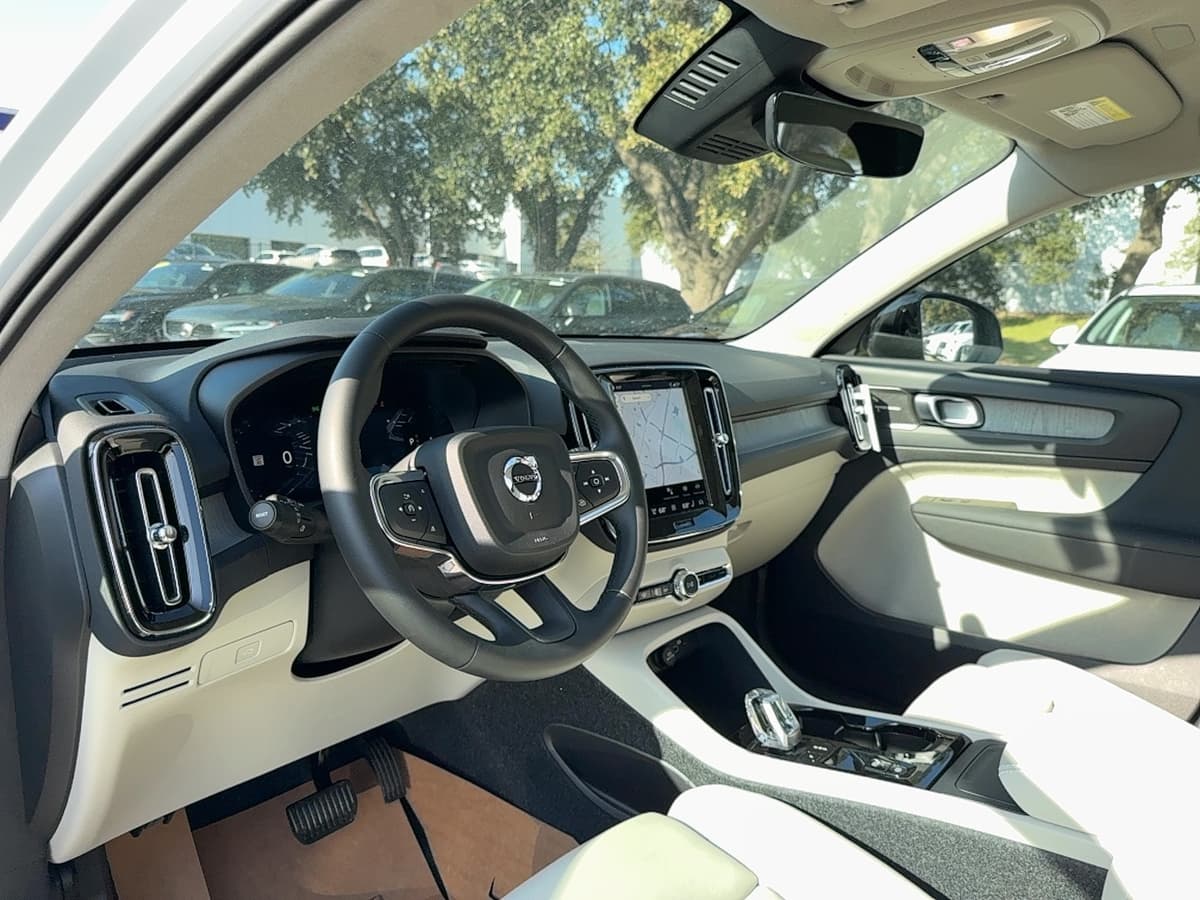 2026 Volvo XC40 - Image 10