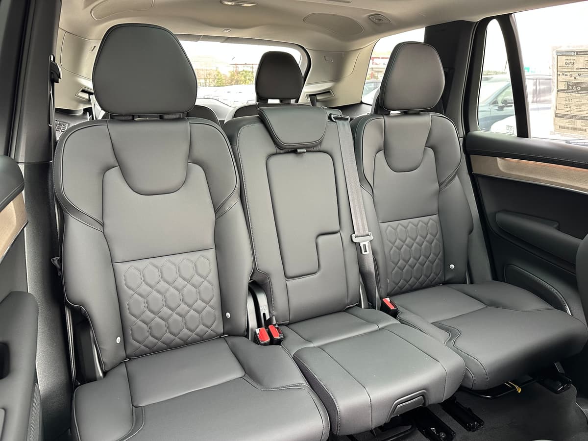 2025 Volvo XC90 plug-in hybrid - Image 10