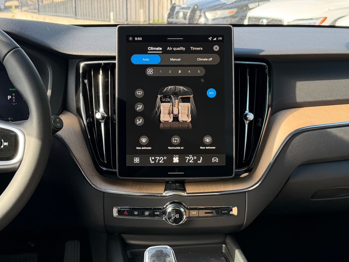 2026 Volvo XC60 plug-in hybrid - Image 12