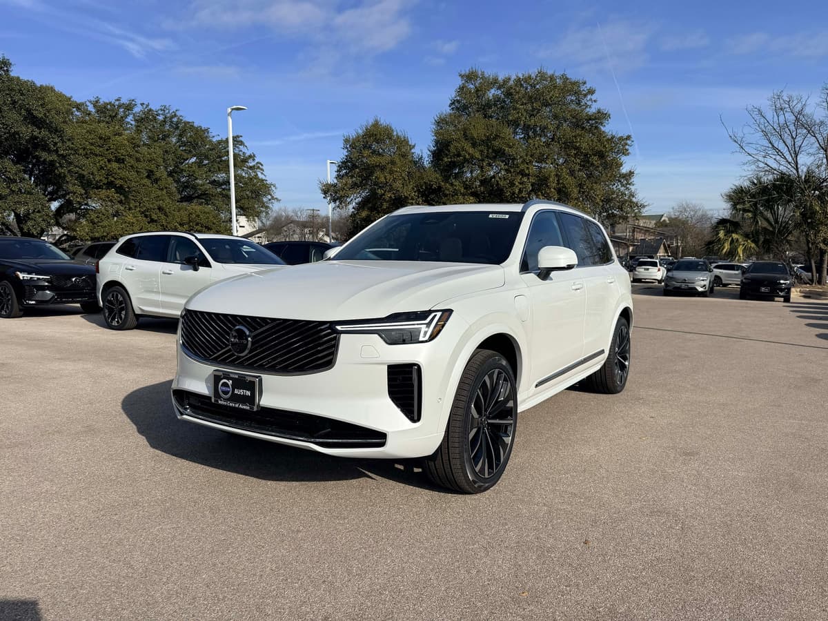 2026 Volvo XC90 plug-in hybrid - Image 2