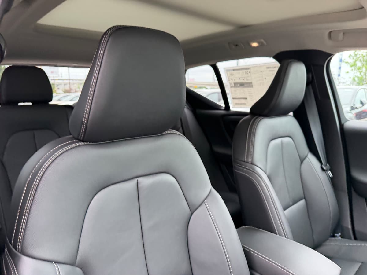 2026 Volvo XC40 - Image 8