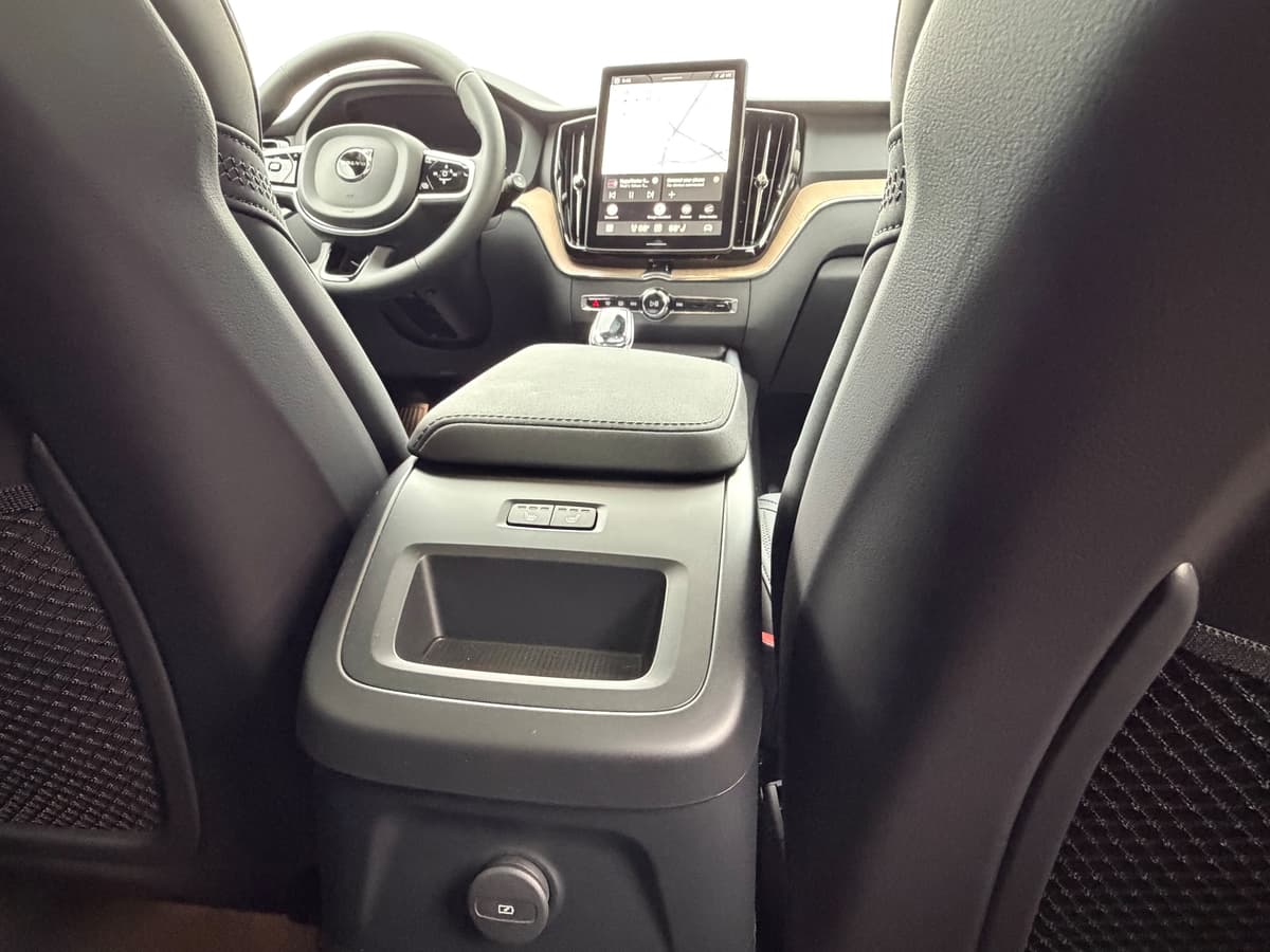 2026 Volvo XC60 plug-in hybrid - Image 10