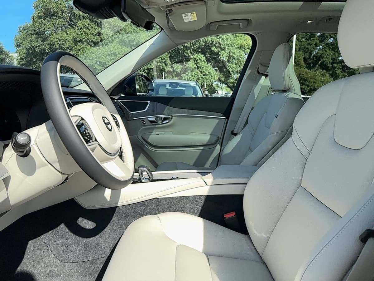 2025 Volvo XC90 plug-in hybrid - Image 14