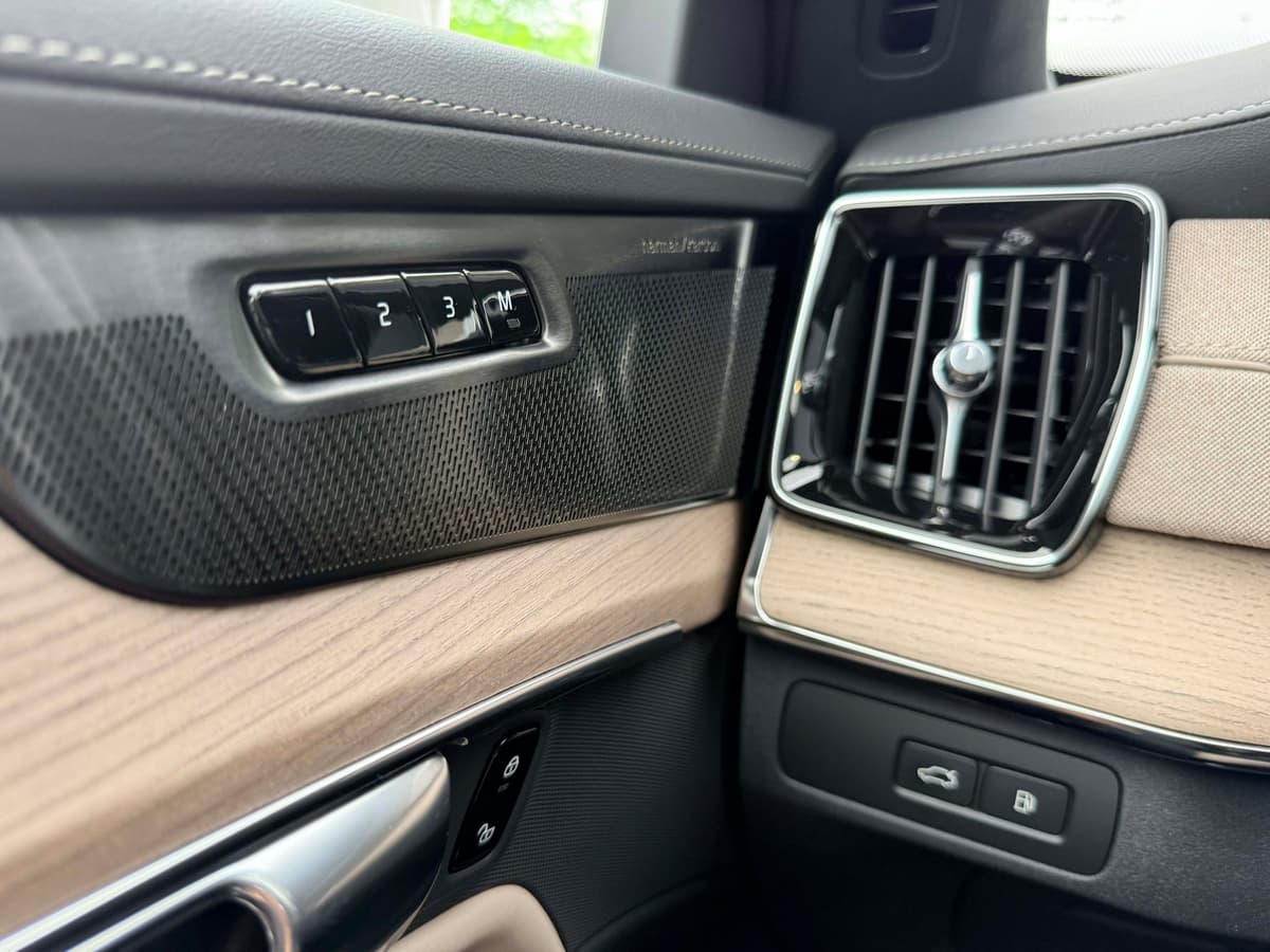 2026 Volvo XC90 plug-in hybrid - Image 18