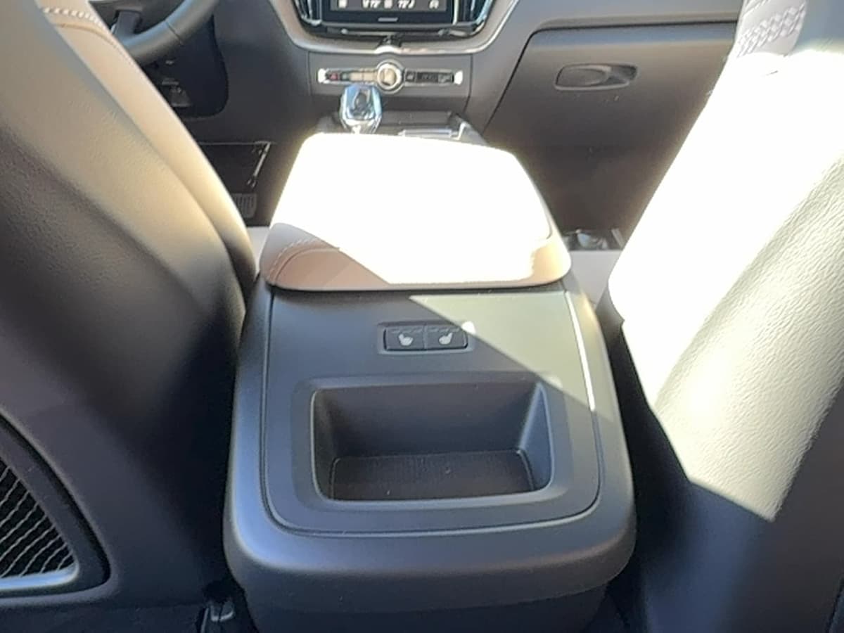 2026 Volvo XC60 - Image 17