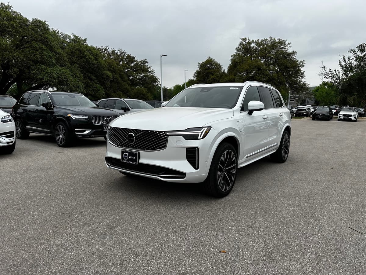 2025 Volvo XC90 plug-in hybrid - Image 2