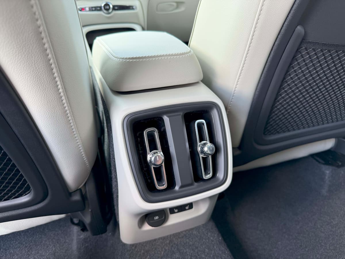 2026 Volvo XC40 - Image 17