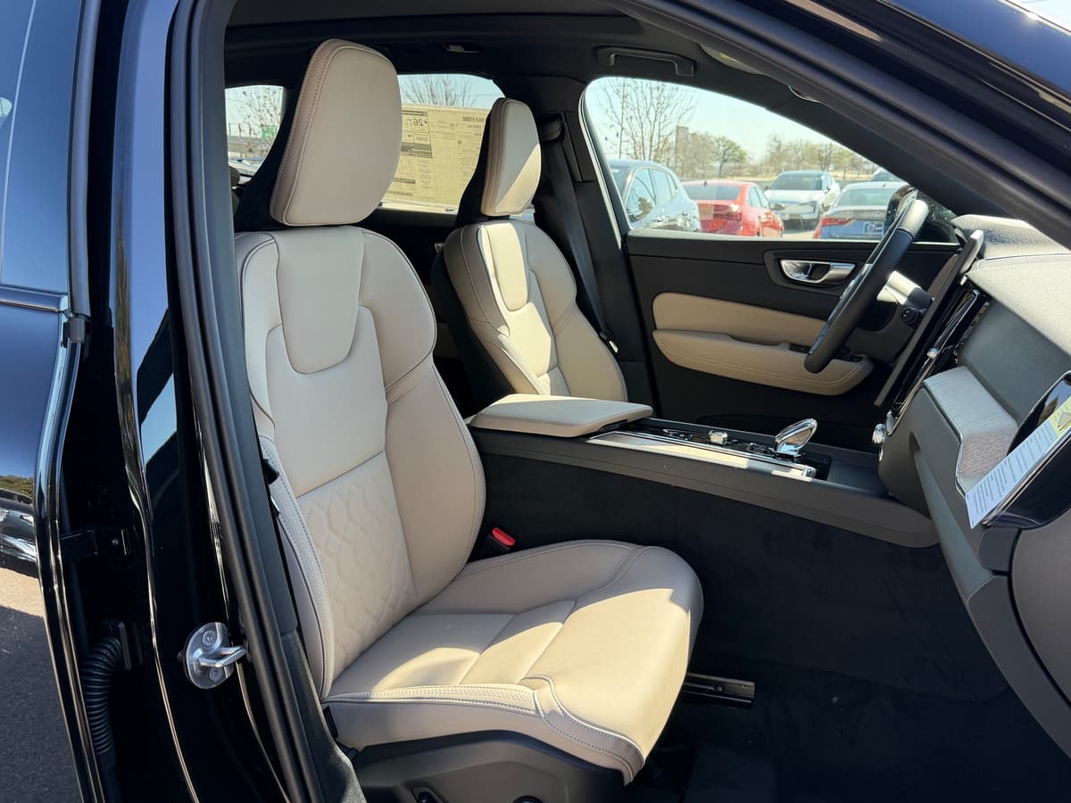 2026 Volvo XC60 - Image 8