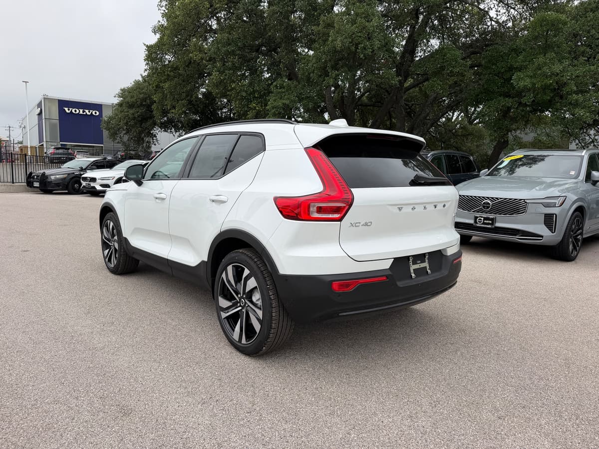 2026 Volvo XC40 - Image 3