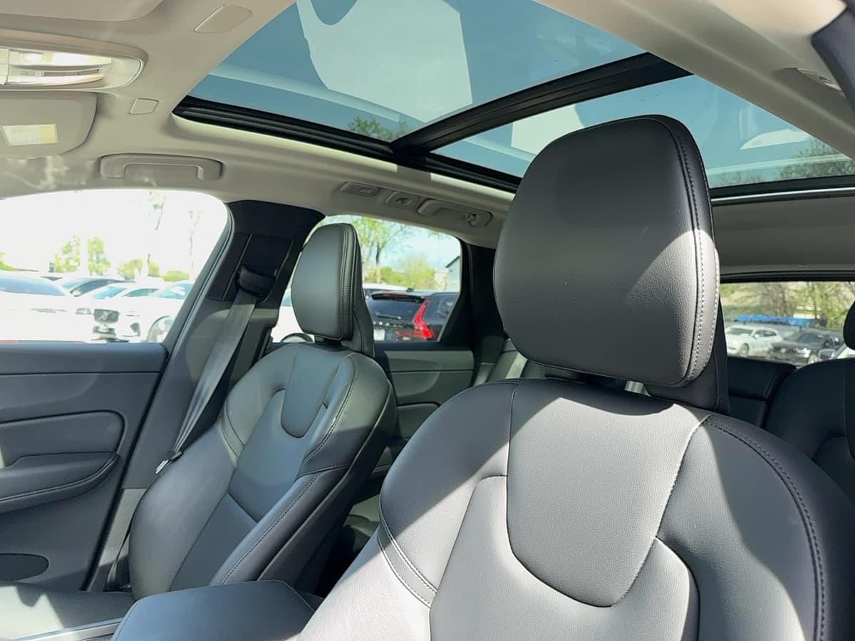 2025 Volvo XC60 - Image 10