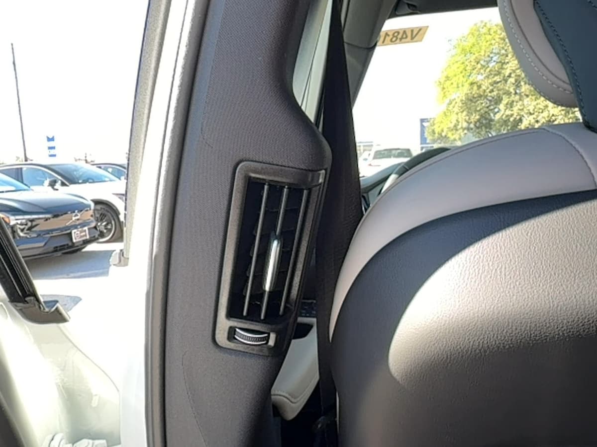 2026 Volvo XC60 - Image 15