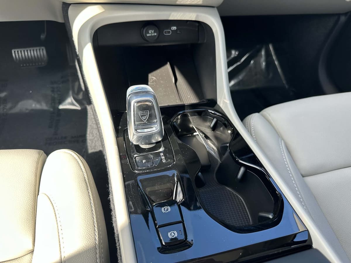 2026 Volvo XC40 - Image 13