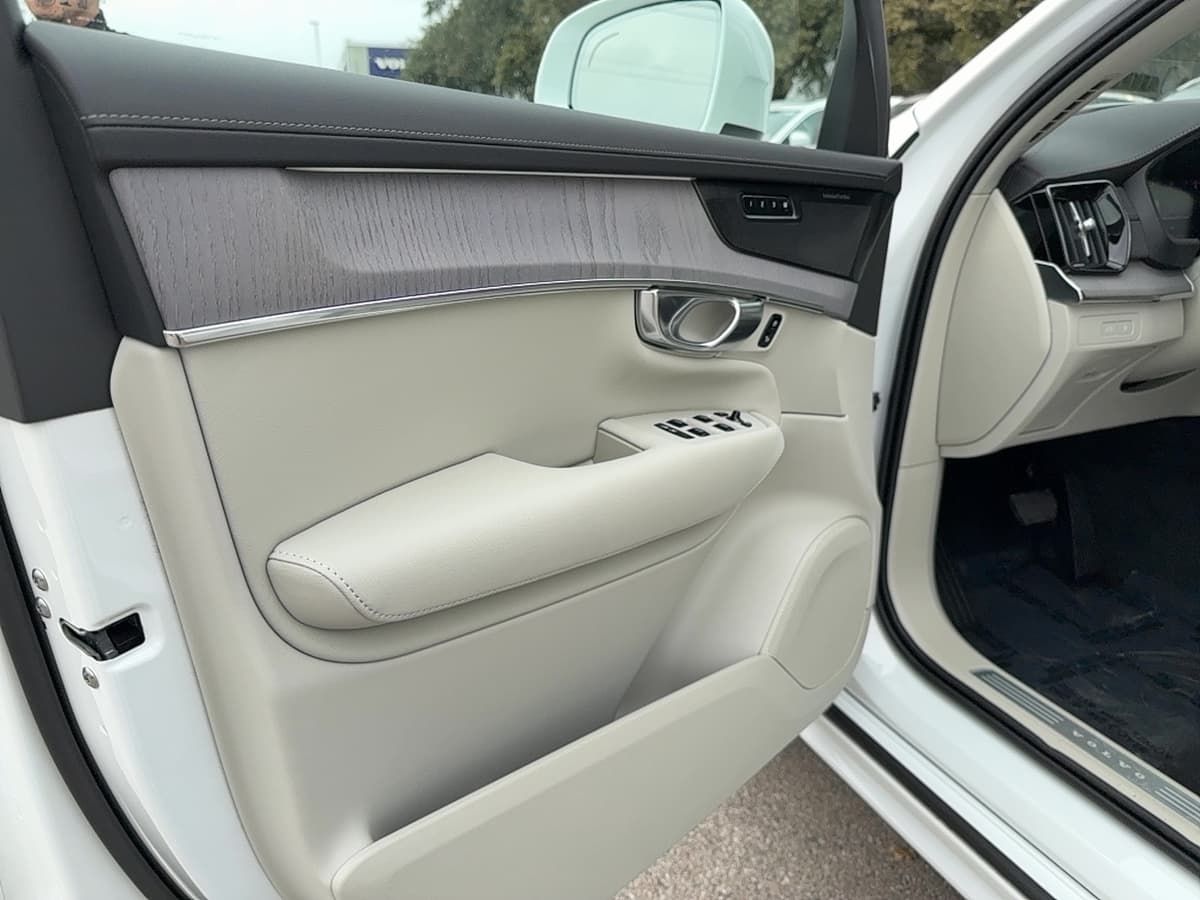 2026 Volvo XC90 plug-in hybrid - Image 10