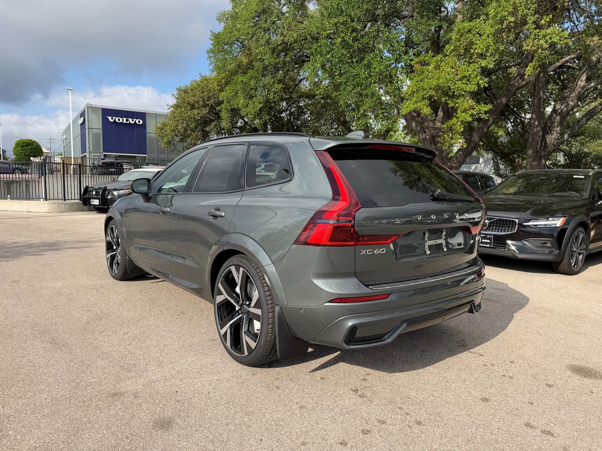 2026 Volvo XC60 plug-in hybrid - Image 4