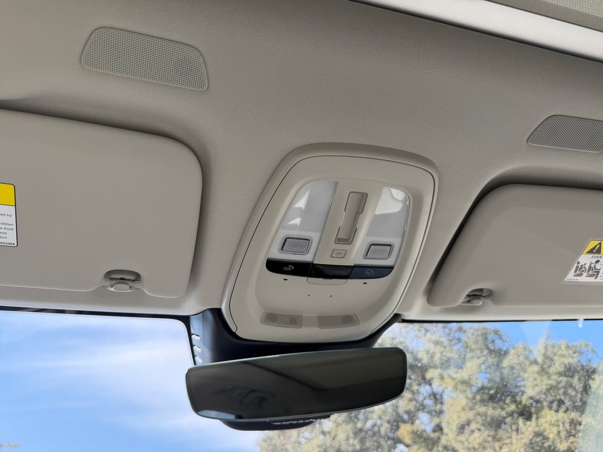 2026 Volvo XC60 plug-in hybrid - Image 16