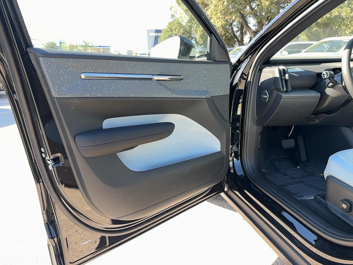 2026 Volvo EX30 - Image 10