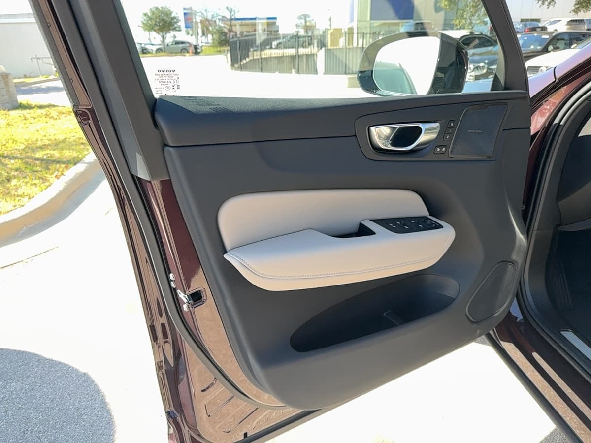 2026 Volvo XC60 - Image 8