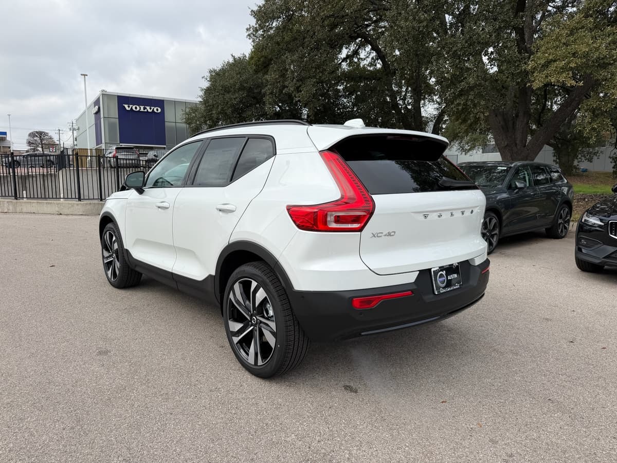 2026 Volvo XC40 - Image 4