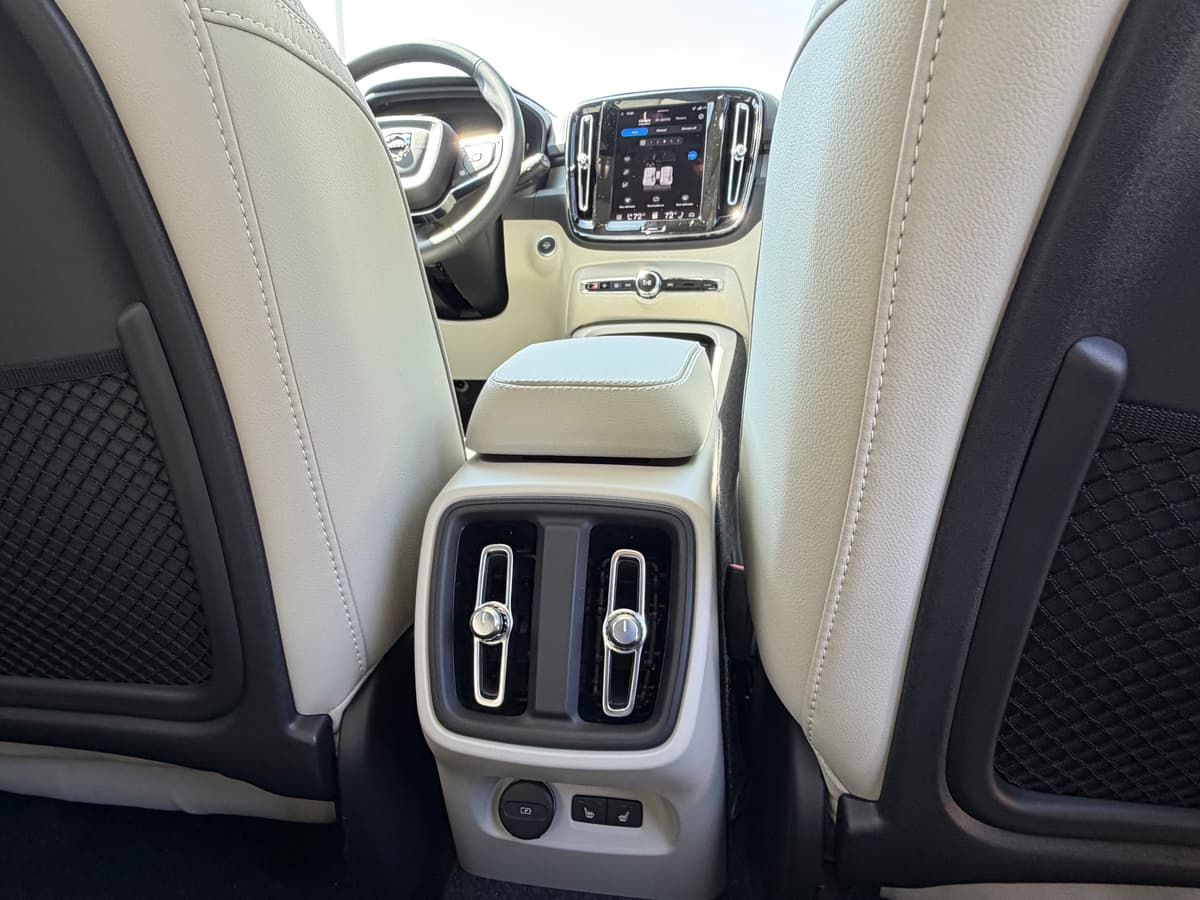 2026 Volvo XC40 - Image 11