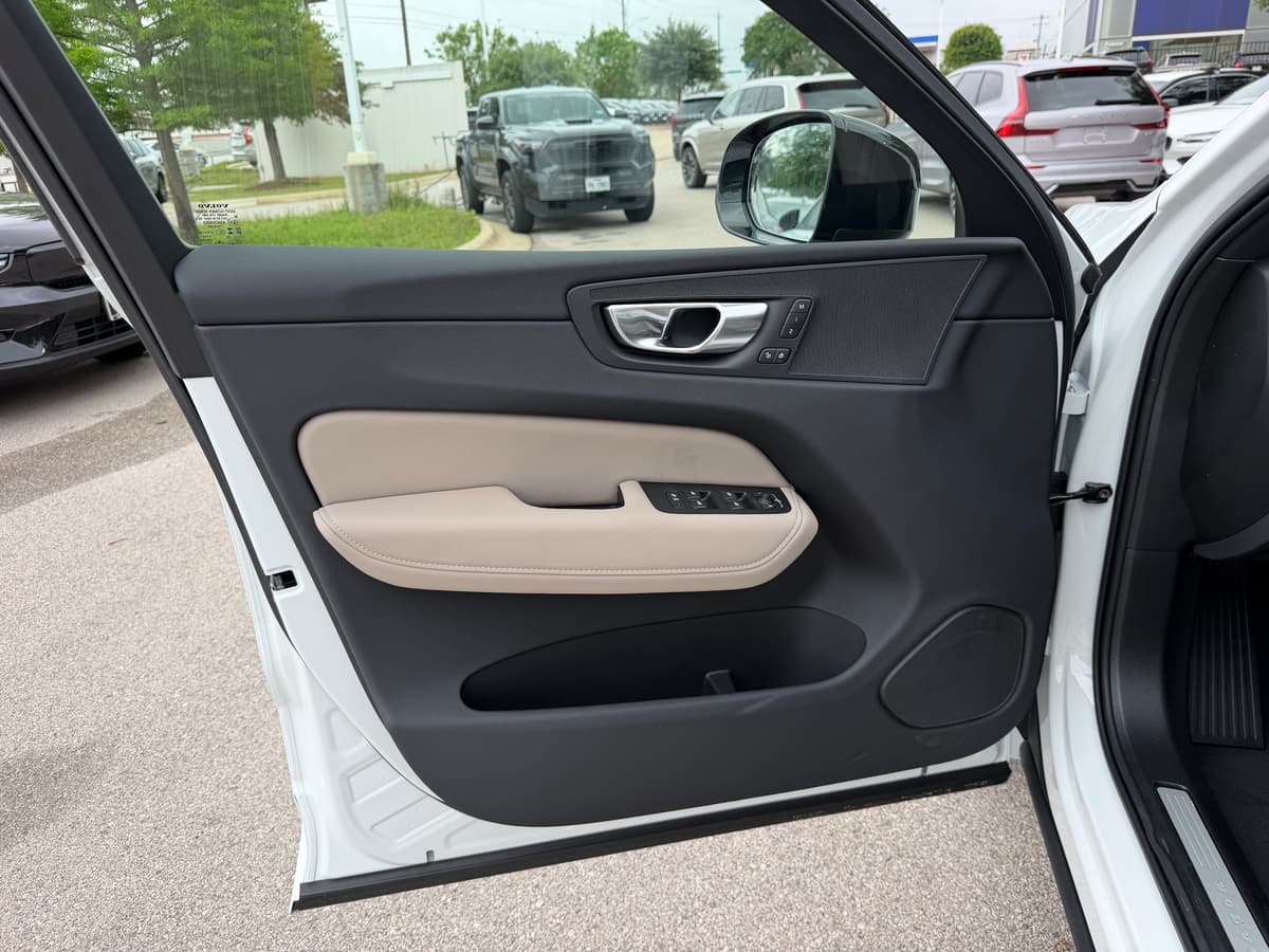 2026 Volvo XC60 - Image 16