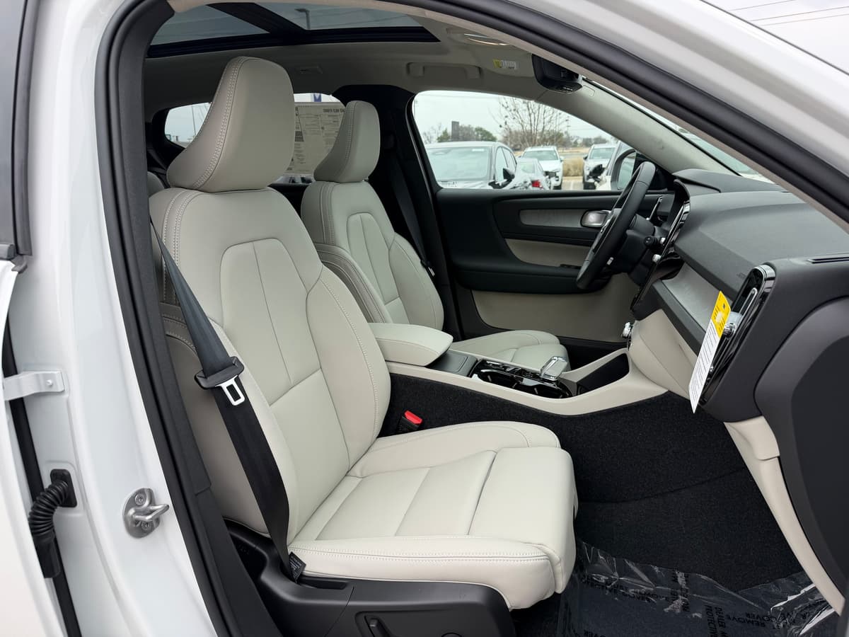 2026 Volvo XC40 - Image 8