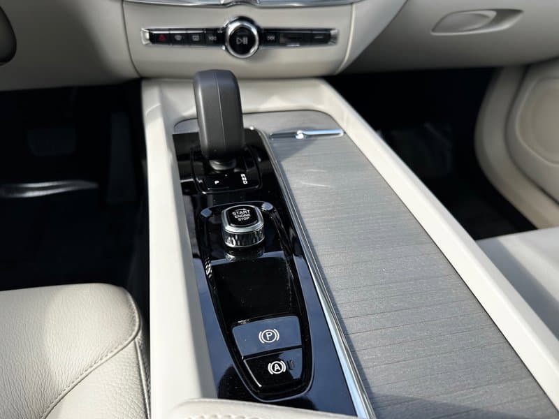 2025 Volvo XC60 - Image 12