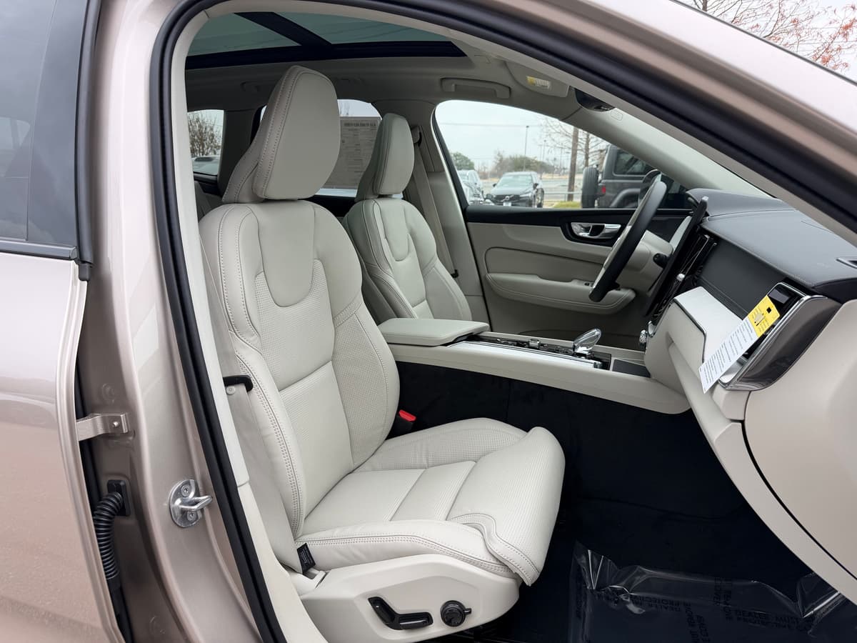 2026 Volvo XC60 - Image 8