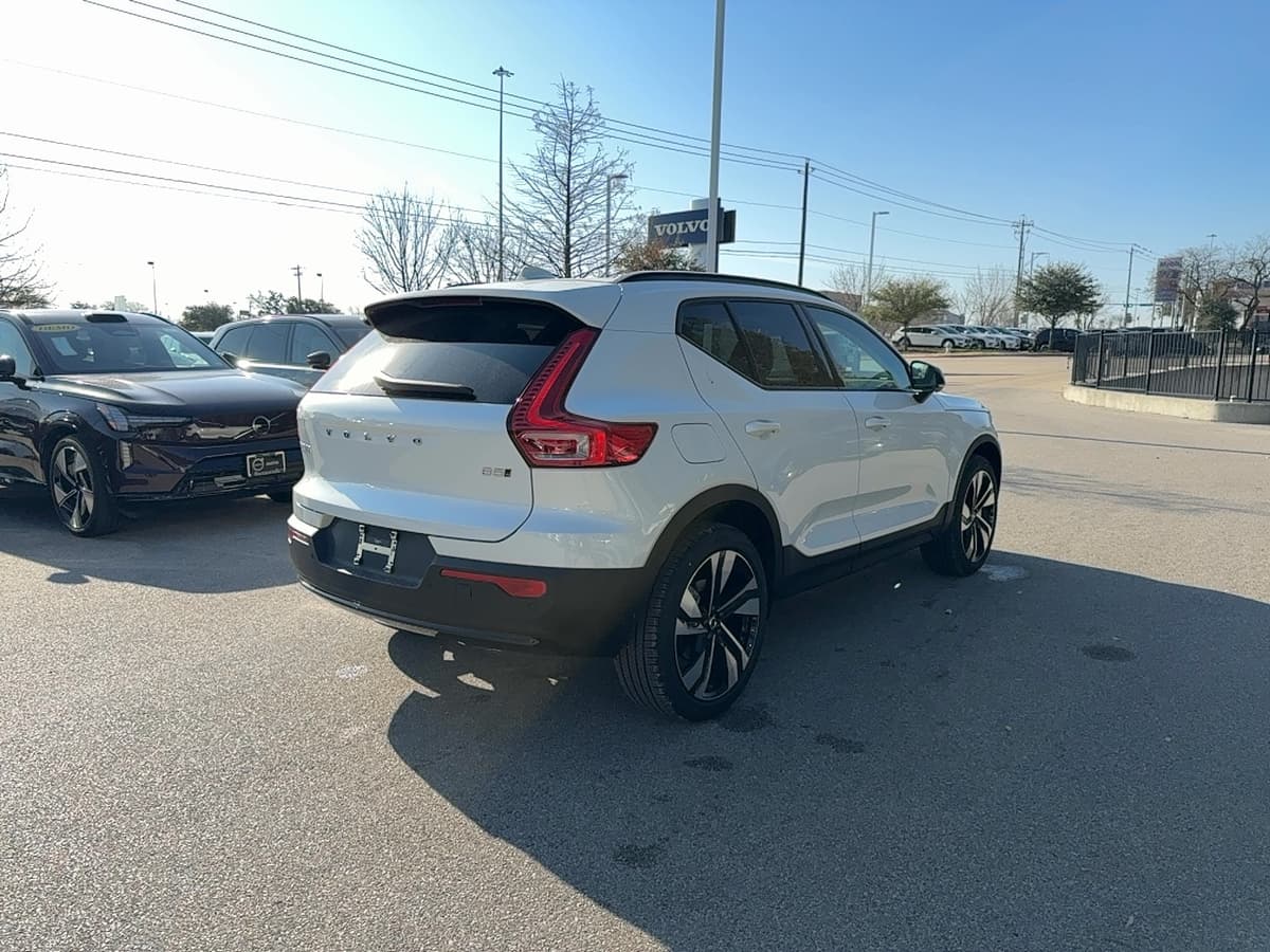 2026 Volvo XC40 - Image 6