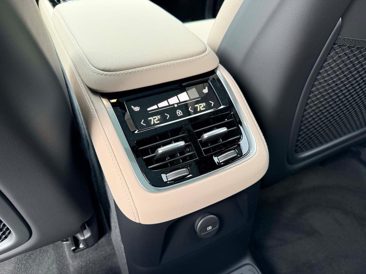 2026 Volvo XC90 plug-in hybrid - Image 17