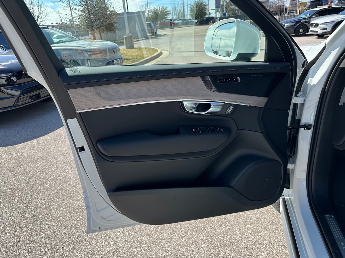 2025 Volvo XC90 plug-in hybrid - Image 16