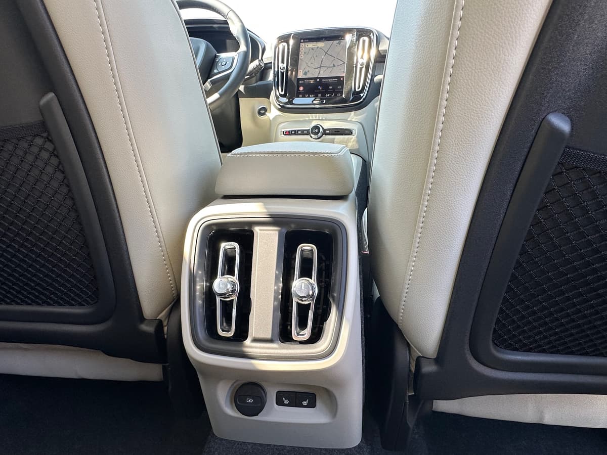 2026 Volvo XC40 - Image 11