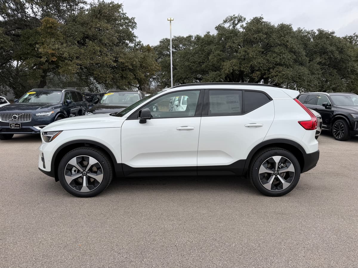 2026 Volvo XC40 - Image 3