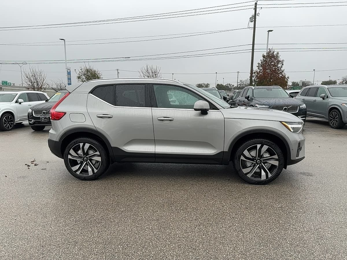 2025 Volvo XC40 - Image 7
