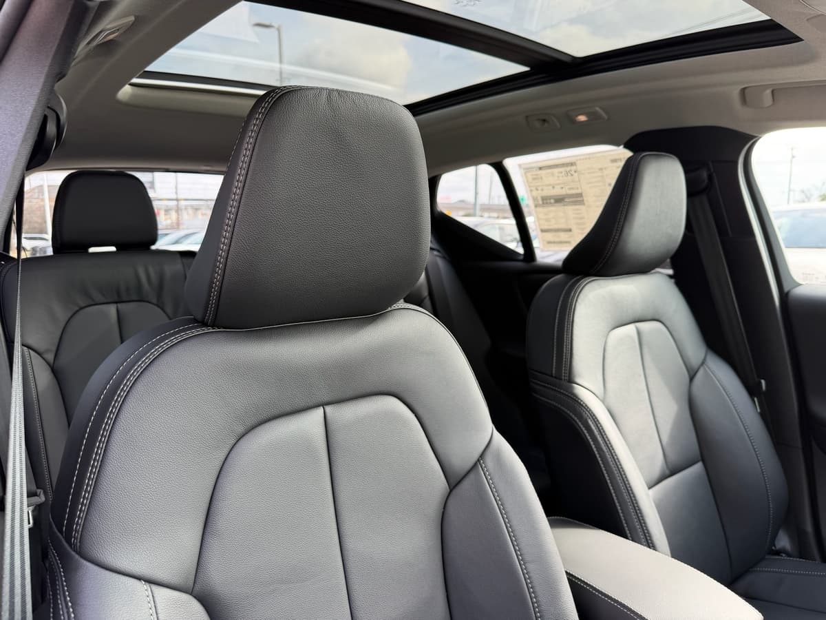 2026 Volvo XC40 - Image 9