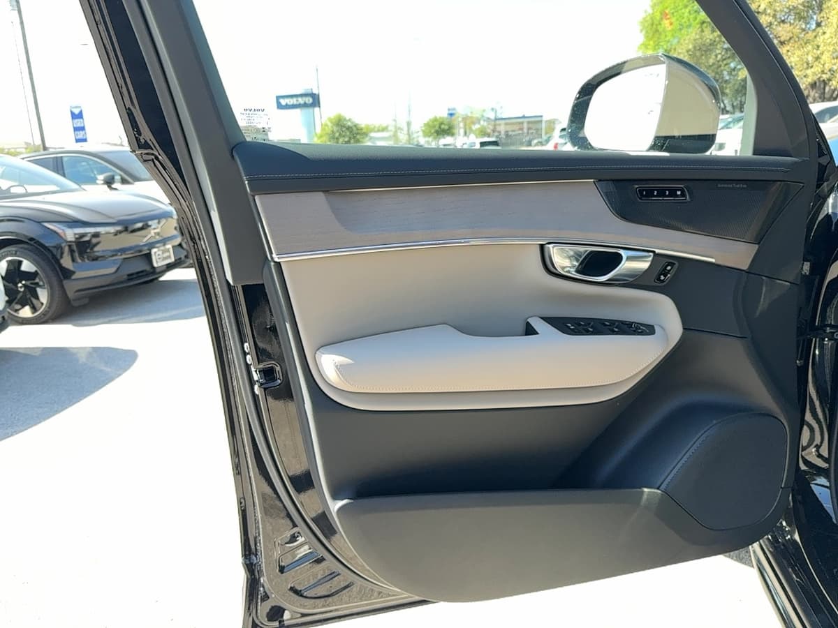 2026 Volvo XC90 plug-in hybrid - Image 10