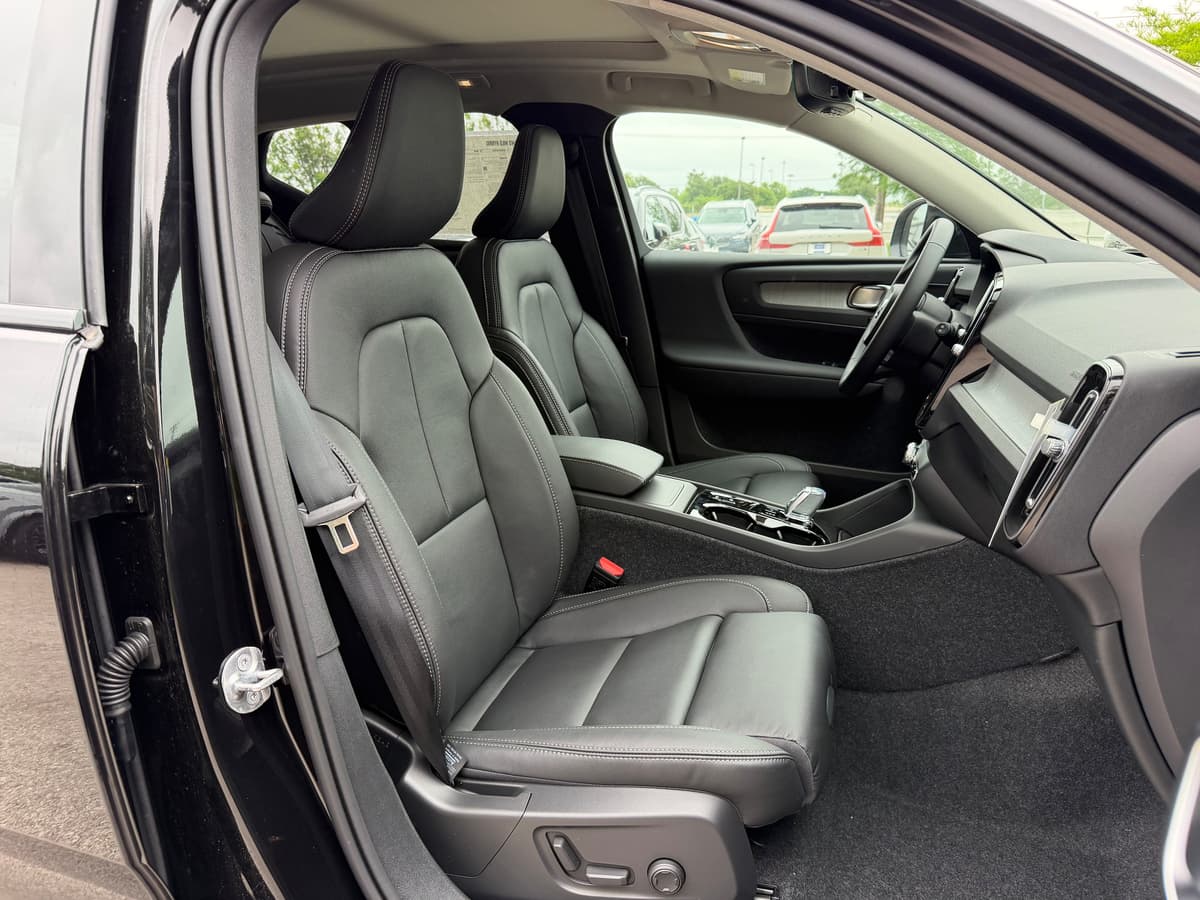 2026 Volvo XC40 - Image 7