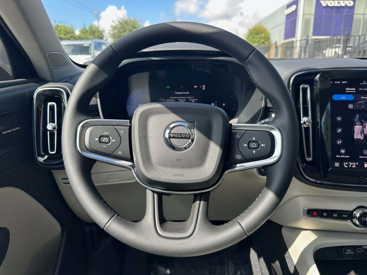2026 Volvo XC40 - Image 14