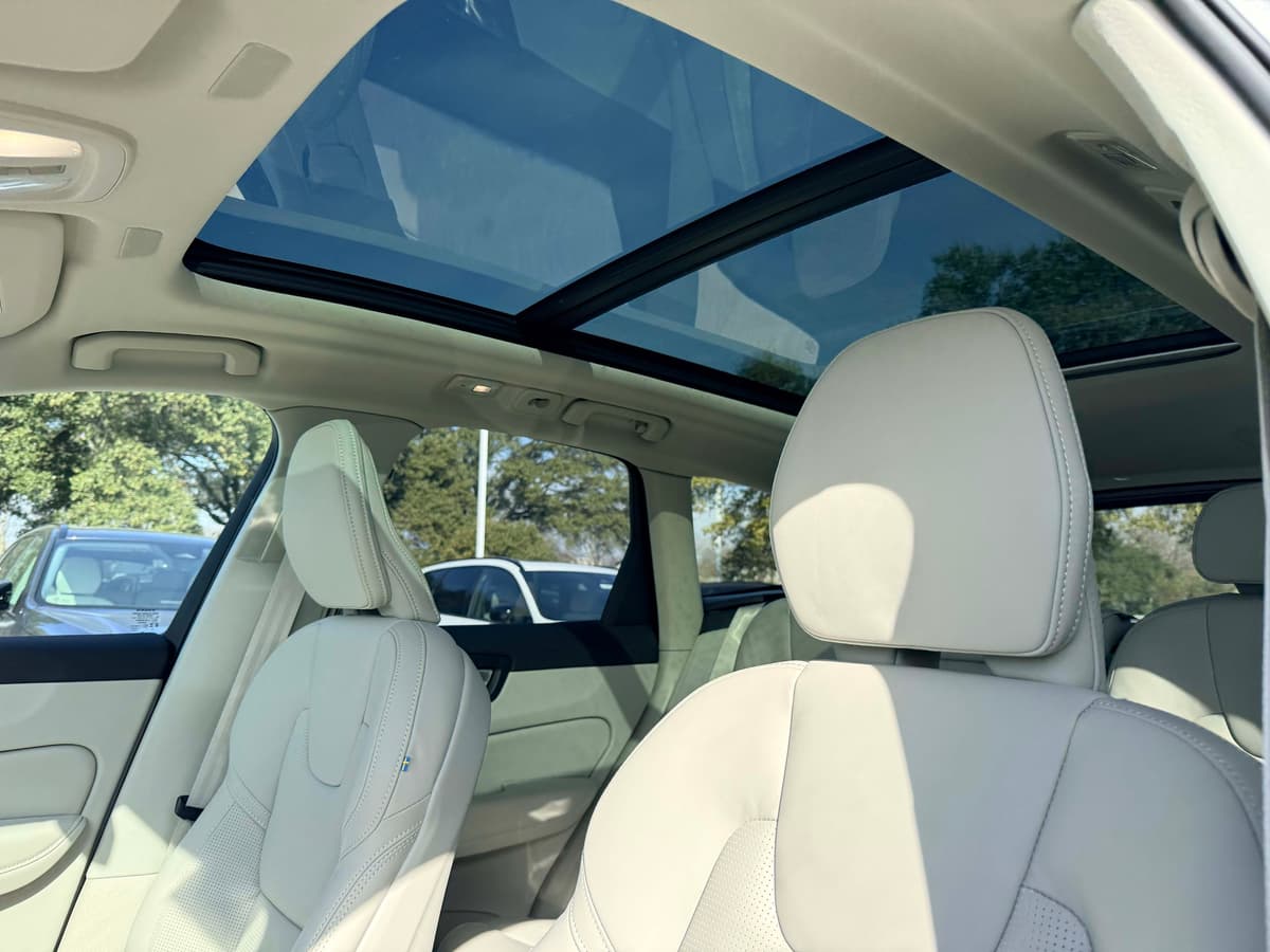 2026 Volvo XC60 - Image 13