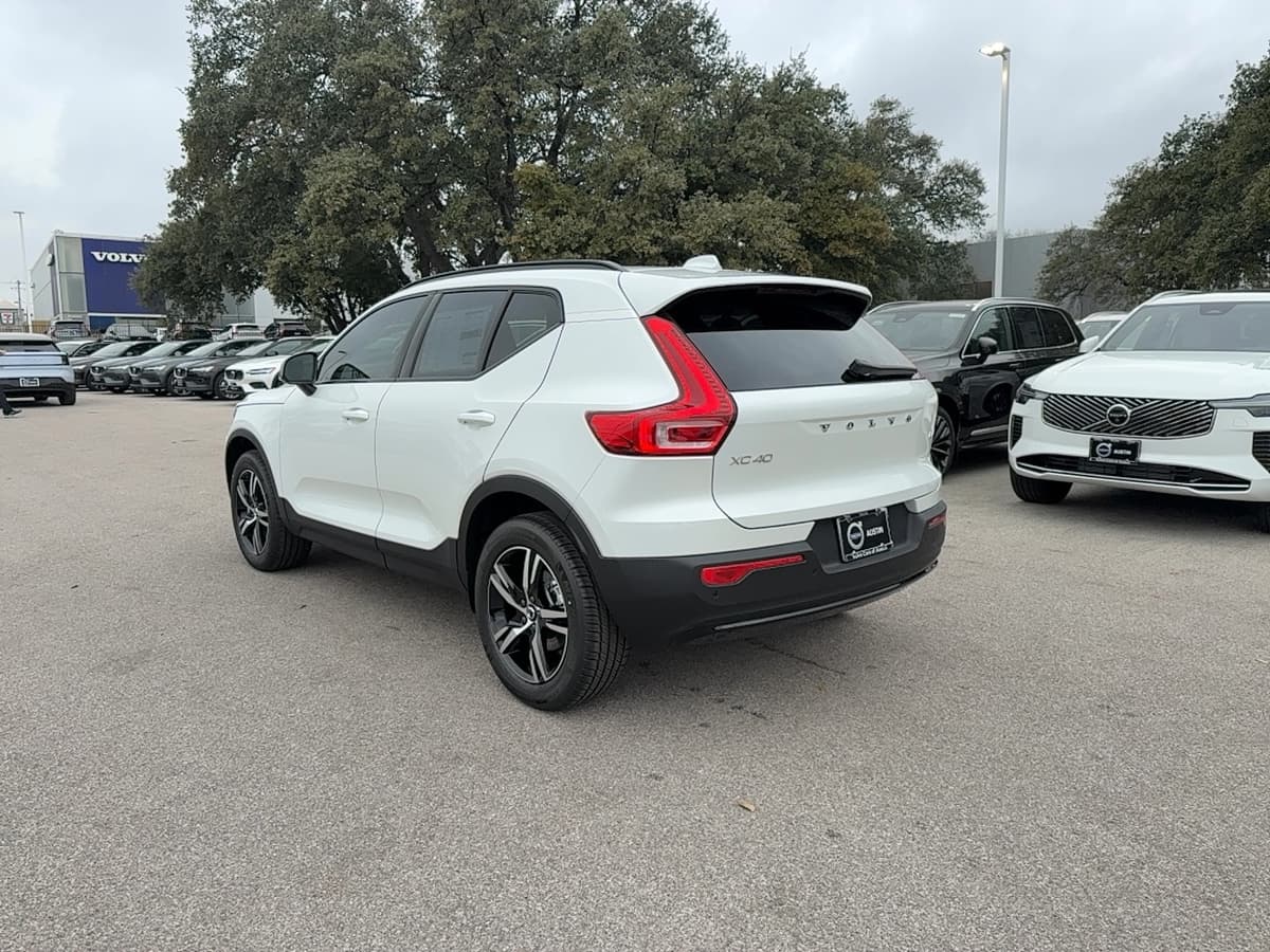 2026 Volvo XC40 - Image 4