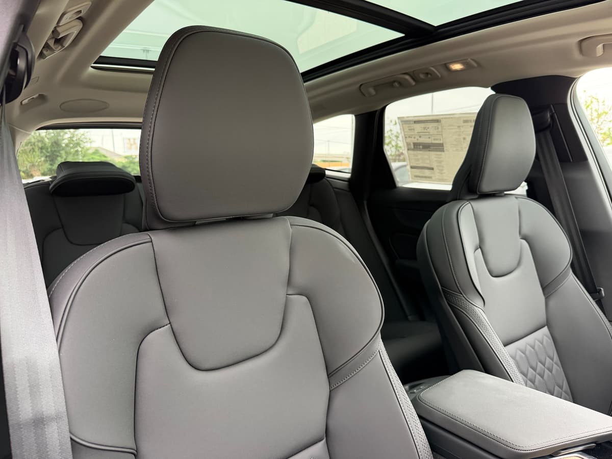2026 Volvo XC60 plug-in hybrid - Image 8