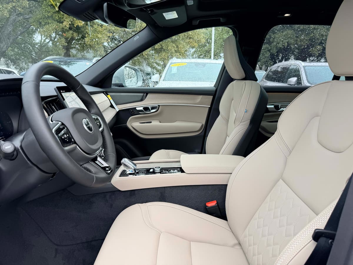 2026 Volvo XC90 plug-in hybrid - Image 12