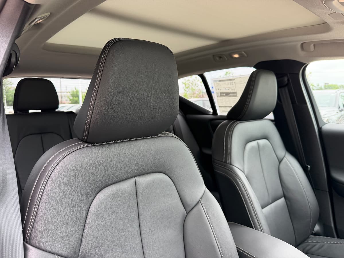 2026 Volvo XC40 - Image 8