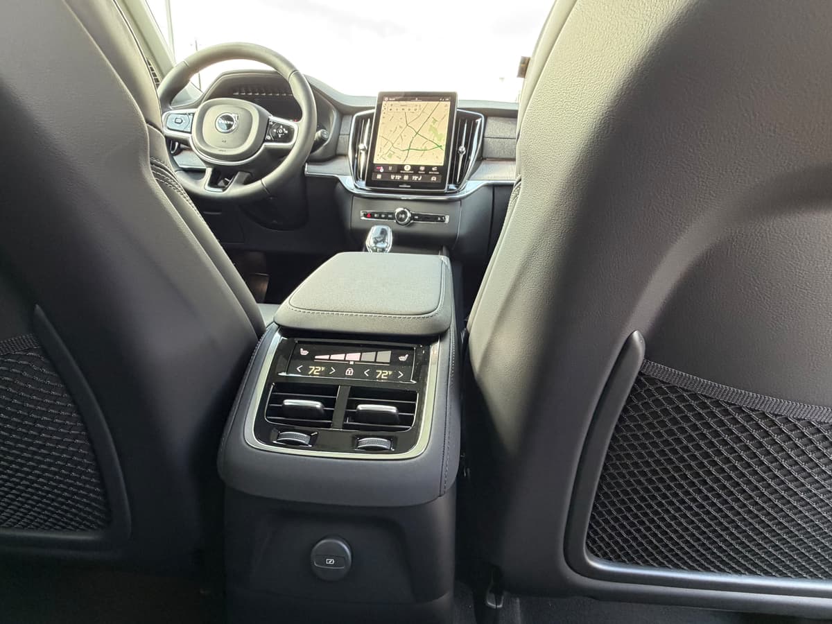 2026 Volvo XC90 plug-in hybrid - Image 12