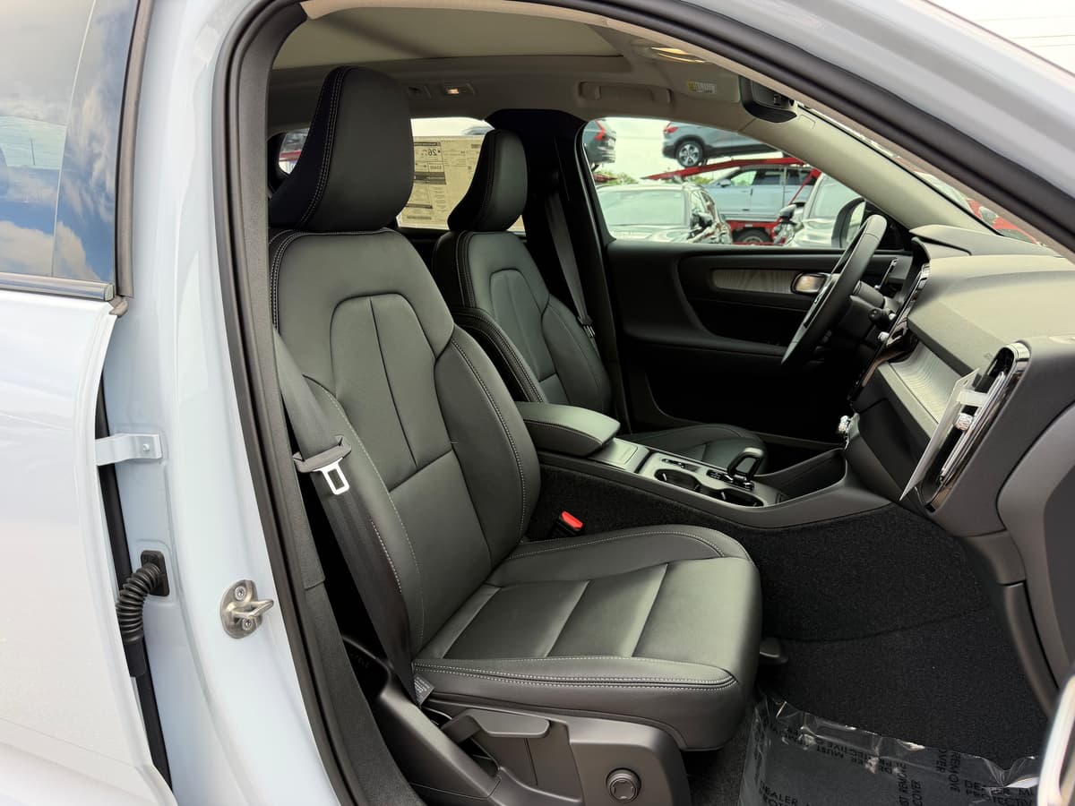 2026 Volvo XC40 - Image 8