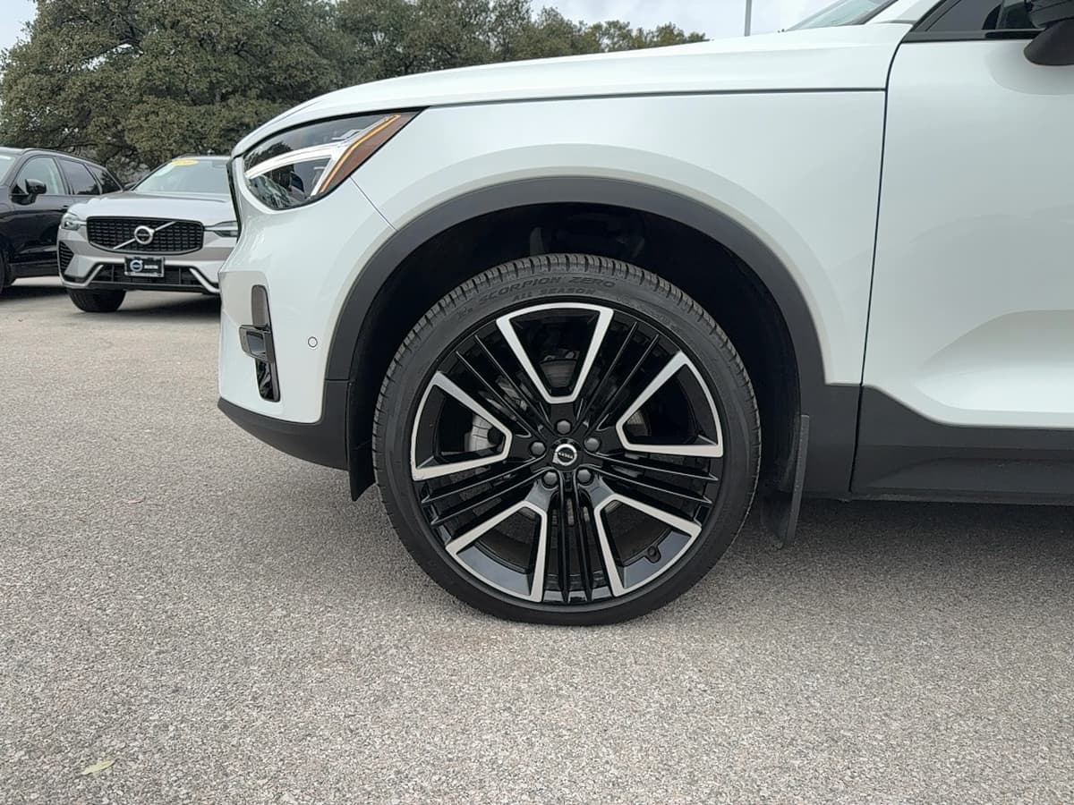 2024 Volvo XC40 - Image 9