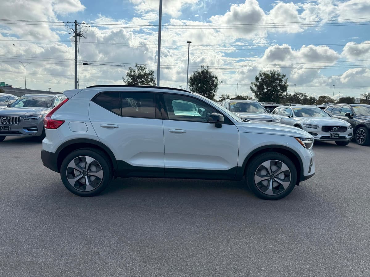 2026 Volvo XC40 - Image 7