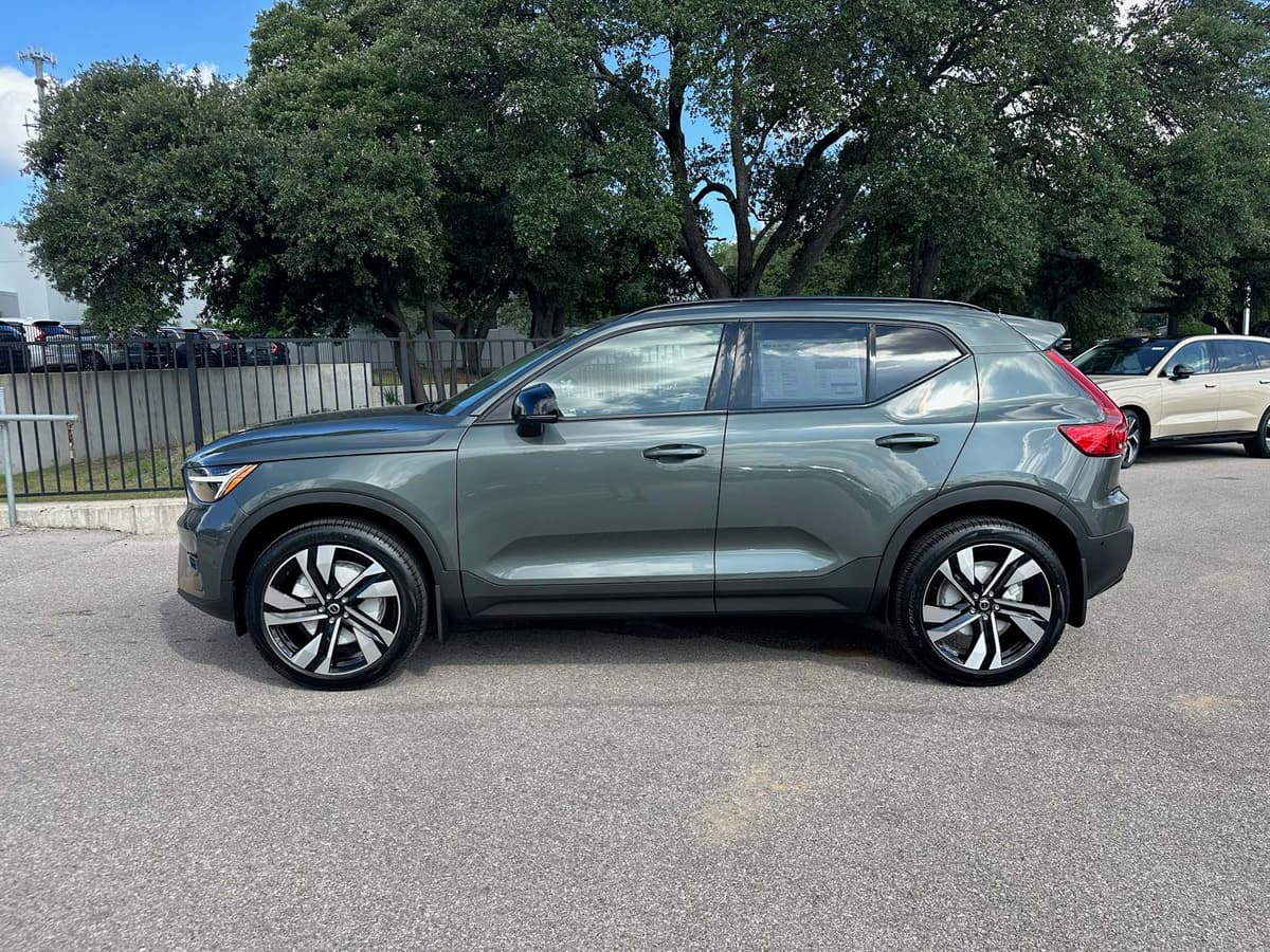 2026 Volvo XC40 - Image 3