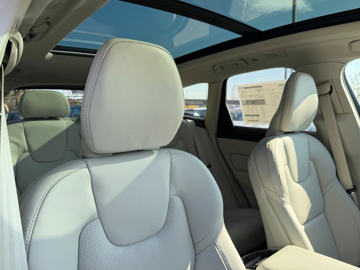 2026 Volvo XC60 - Image 9
