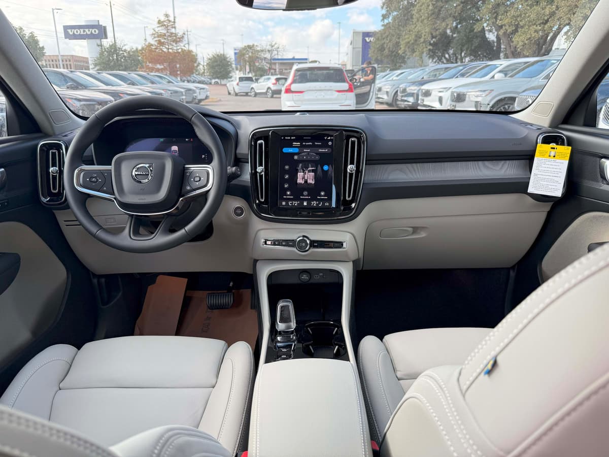 2026 Volvo XC40 - Image 18